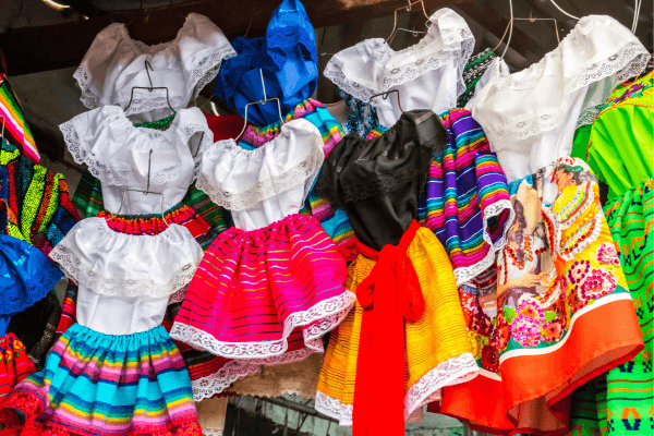 Transforme Roupas Antigas em Peças Únicas com Customização